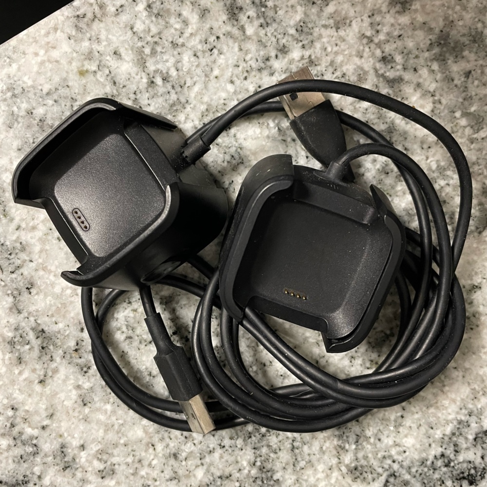 Fitbit Versa bundle - Picture 2 of 4